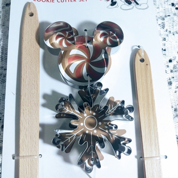 NEW DISNEY SILICONE 4 PC SPATULA AND COOKIE CUTTER SET/CHRISTMAS GIFT/BAKING - Picture 4 of 5